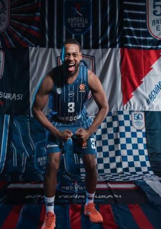 Nastupi Dzordana Lojda za EFES su na startu sezone pogotovu u Evroligi donele dozu euforije i optimizma da bi se tokom oktobra meseca opet trazio u formi nekako toplo hladno igra. U prvom delu sezone bio je daleko korisniji za dok u zadnjih 10 tak utakmica broje suteva se smanjio. Lojd ume uci pod kos ispoentirati svakako mu stil pariza odgovara posle 0 proriv Crvene Zvezde i Mersina gde je imao visoku realizaciju veceras ga ocekujem da neke kljucne suteve upravo on preuzme.